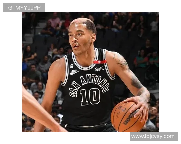 特雷墨菲高效砍下18分7篮板3助攻表现稳健助力球队取得佳绩